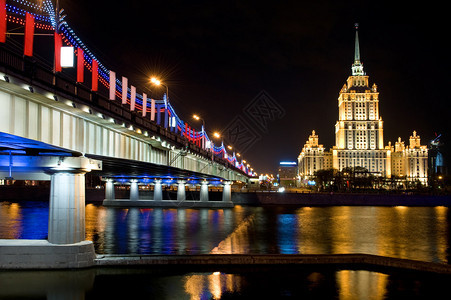 俄罗斯城市旧摩天大楼晚上在莫图片