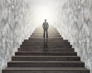 商人爬上楼梯成功商业和野心概念的顶端背景图片
