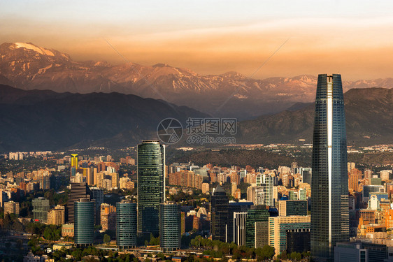 智利圣地亚哥与安第斯山脉的背面景象Name图片