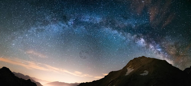 阿尔卑斯山上的银河拱门和星空图片