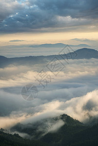 日出时云中的高山脊图片