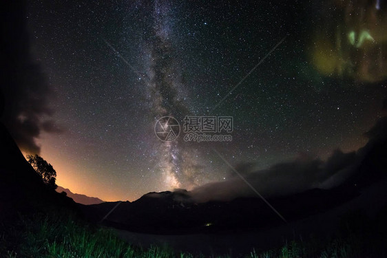 银河拱门和阿尔卑斯山上的星空鱼眼的风景扭曲和图片