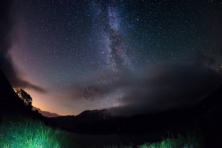 银河拱门和阿尔卑斯山上的星空鱼眼的风景扭曲和图片