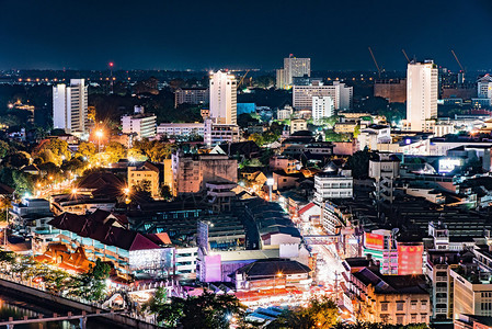 清迈市中心城市景观夜景泰国背景图片