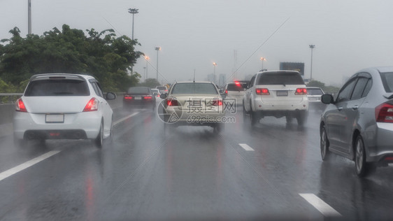 与许多汽车一起在雨天的快速图片