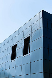 天空背景下的现代玻璃建筑图片