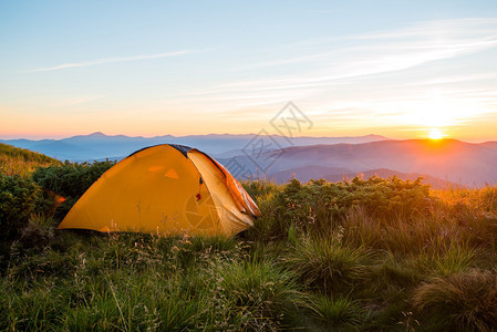山中的黄色帐篷图片