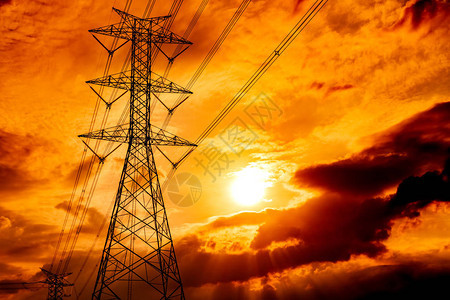 高压电杆和输电线路日落时的电塔电力和能源节能减排配电站带电缆图片