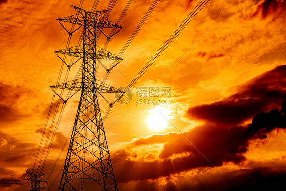 高压电杆和输电线路日落时的电塔电力和能源节能减排配电站带电缆图片