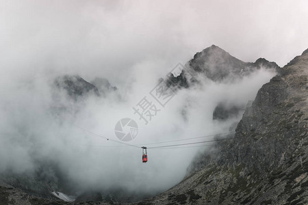 云雾缭绕的山间索道观图片