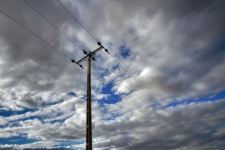 Cloudscape下的高压电力线图片