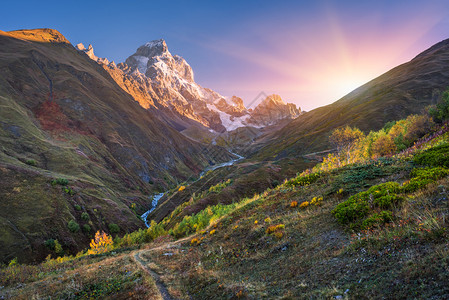 秋天风景山路乌什巴山高加索主要山脊佐莫斯瓦内蒂乔治亚州图片