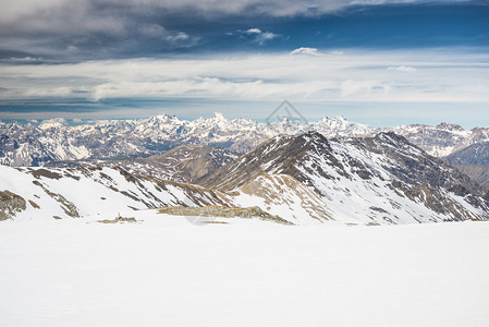 高山峰在意大利阿尔卑斯山弧中闪烁的景象图片