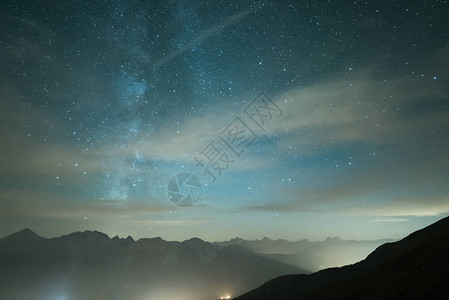 银河系和星空从夏季阿尔卑斯山脉高海拔处传来雾图片