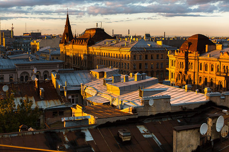 在美丽的日落中圣彼得堡中心屋顶的图片