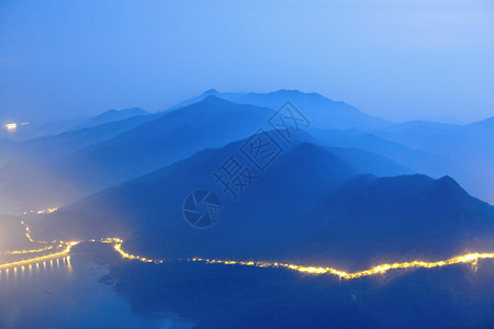 夕阳下的山图片