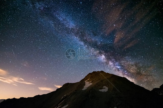 银河系和星空的多彩发光核心在夏季在意大利阿尔卑斯山都灵图片