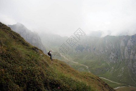 山景与岩石山峰和山峰跟踪远图片