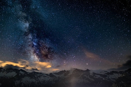 夏季在意大利都灵省阿尔卑斯山的高海拔地区拍摄的银河系的多彩发光核心和星空火星和土星发图片