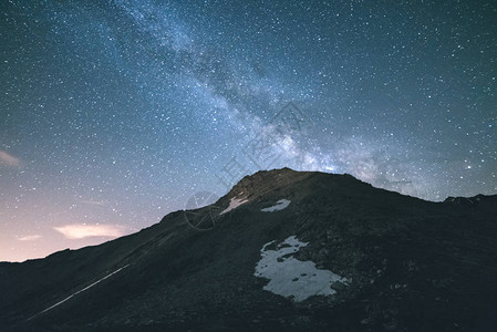 夏季在意大利都灵省阿尔卑斯山的高海拔地区拍摄的银河系的多彩发光核心和星空图片