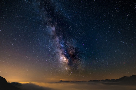 夏季在意大利都灵省阿尔卑斯山的高海拔地区拍摄的银河系的多彩发光核心和星空火星图片