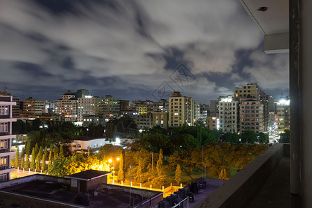 坦桑尼亚达累斯萨拉姆市中心夜景图片