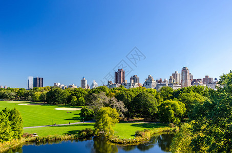 中央公园向曼哈顿看望美国纽约市阳光明图片