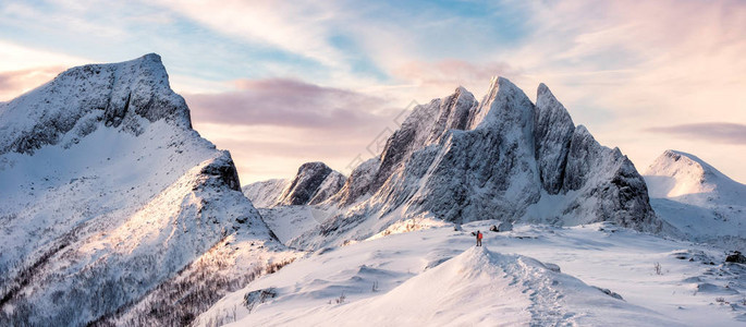 挪威森雅雪山脉顶上的山地运动员全景挪威图片