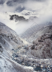 雨中的高山美丽的自然景观图片