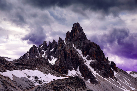 与暴风云在Sexten白云岩的山地景观意大利南蒂罗尔的图片