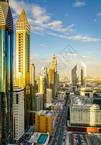 晚上迪拜金融区天际线的高处背景图片