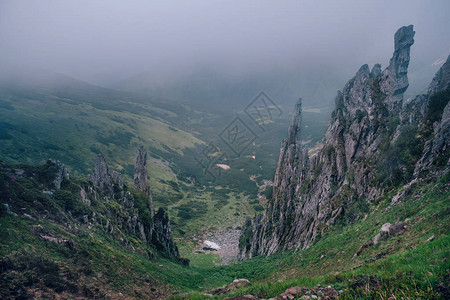 黑暗的山地景观雾笼罩着巨图片