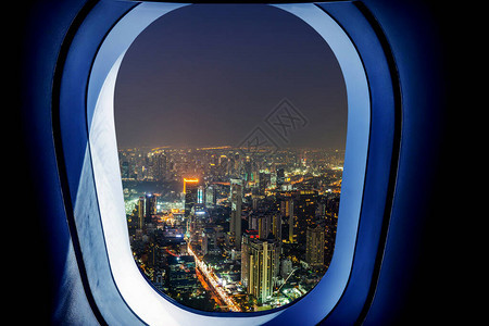 飞机窗口视窗对夜里Bangkok市的夜间景象图片
