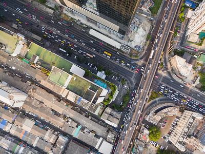 城市交通叉点和交通道路顶部和鸟眼的空中航向及上方和图片