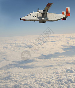 在高空的轻型运输机图片