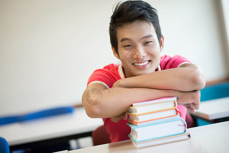 一个快乐的大学男生喜欢阅读的近图片