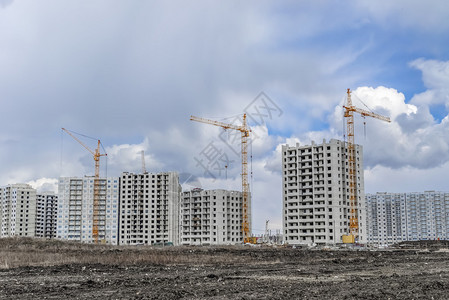 起重机和房屋建筑图片