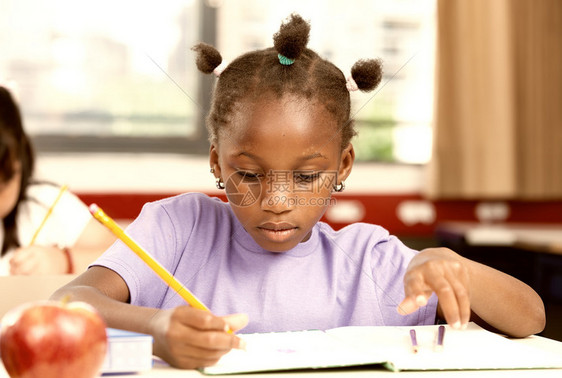 课桌旁的美国黑人女孩图片