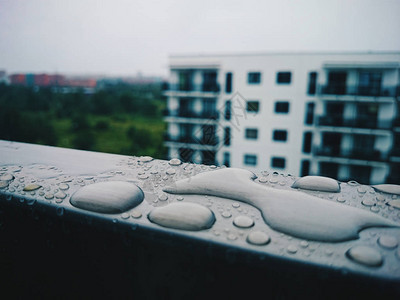 关闭湿阳台下着雨滴背景上没有重背景图片