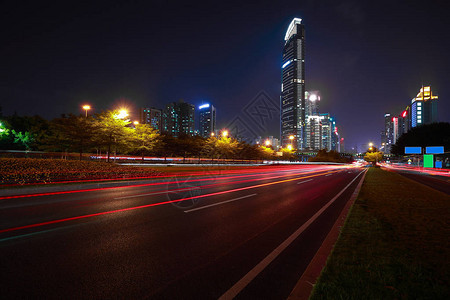 深圳夜景现代城市地标建筑背景的空路面图片