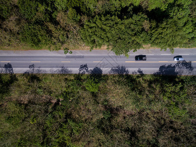 农村公路上驾驶汽图片