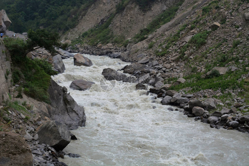 道里甘加河是恒河六源流之一它在北阿坎德邦Joshimath山脚下的Vishnuprayag与Alaknan图片
