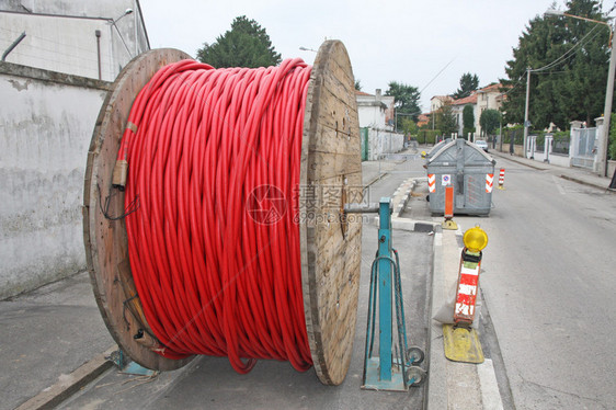 在户外和地下铺设期间公路上有线和光纤的图片