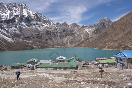 位于尼泊尔喜马拉雅山4800米高的山丘环绕着一座死湖周围图片