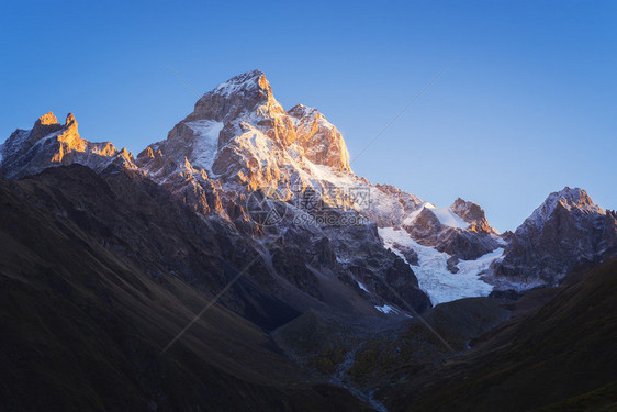 高加索地区最美丽的山峰黎明时分的乌什巴山顶纯净的早晨天空自然之美主要高加索山脊佐治亚州泽图片