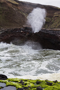 喷口角是自然的异常现象水是被强力挤出岩石然后从顶部涌出来图片