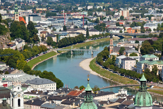 萨尔扎克河和奥地利萨尔茨堡中心的顶端景色图片