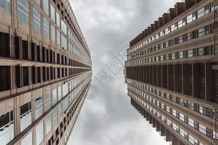 芝加哥两座高摩天大楼之间的云图片