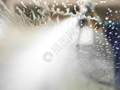 高压水喷口从窗户上喷洒水以使之清洁图片