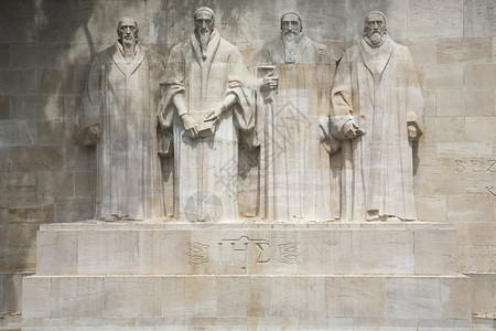 这四位改革者在瑞士日内瓦ParcDesBastions的墙上进行了纪念描绘的是威廉法雷尔约翰卡尔文西奥多德贝兹和约翰诺克斯这些雕图片